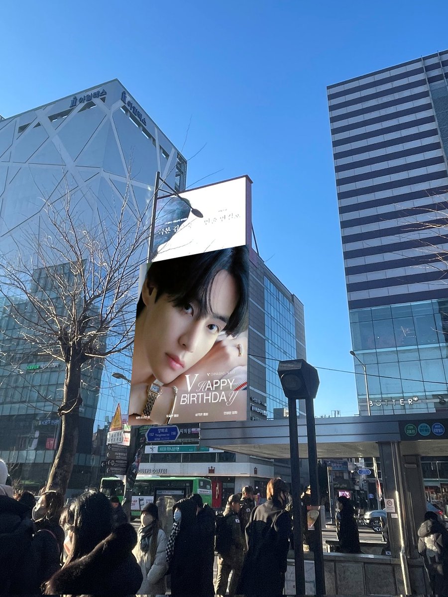 yyee718's tweet photo. 12.30 #홍대 #弘大 #hongdae
#taehyung #kimtaehyung #김태형 #태형 #뷔 #taehyungbirthday #taehyungday
#happytaehyungday #happyvday
#vbirthdayproject #vday #veautifulday https://t.co/2udLeHoCE9