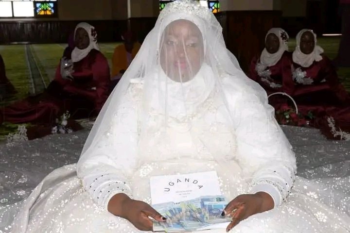 JorvanCarrotic's tweet image. Acram gives Kulthum Amahare of a plot of land in Kyanja including a bungalow.🙄🤔
#Congratulations  🥰💃🤣