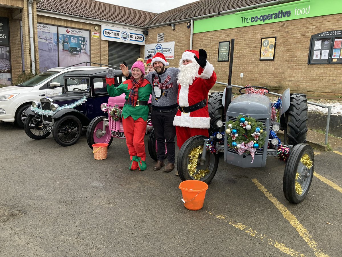 AMSmith86's tweet photo. St John’s road have Santa and his elves outside today spreading some Christmas cheer. @tadkinstam @PaulGrove1988 @YvonneKS11 @adamleewaudby https://t.co/HRO9x6JUqF