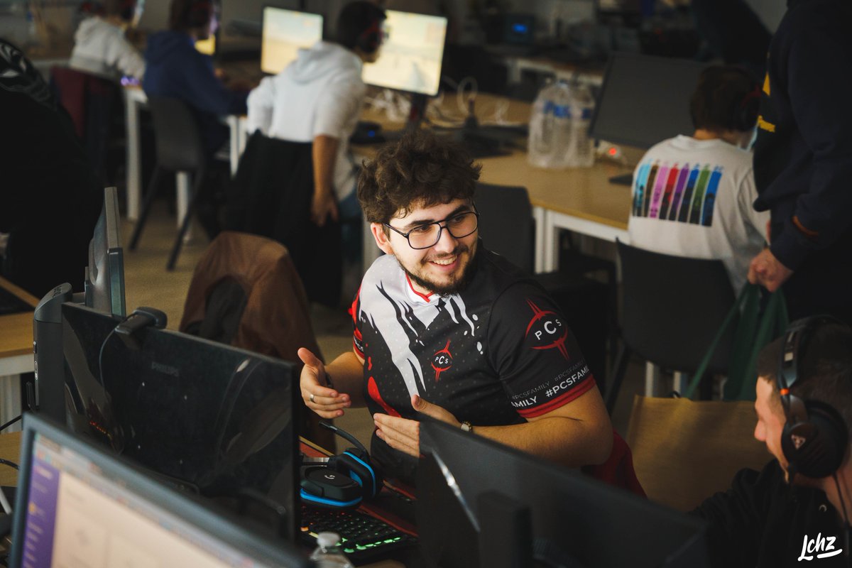 Funoxys's tweet photo. Du 10 au 11 Décembre, c'était week-end LAN de folie, plein de bonne humeur et de tryhard ! Je tiens à remercier @cesi_officiel pour les locaux et l'organisation @GGLanBrest ! 📸 https://t.co/wu9urRJZ0t