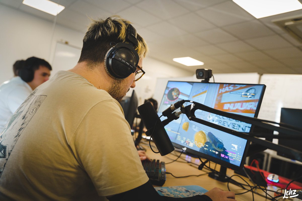 Funoxys's tweet photo. Du 10 au 11 Décembre, c'était week-end LAN de folie, plein de bonne humeur et de tryhard ! Je tiens à remercier @cesi_officiel pour les locaux et l'organisation @GGLanBrest ! 📸 https://t.co/wu9urRJZ0t