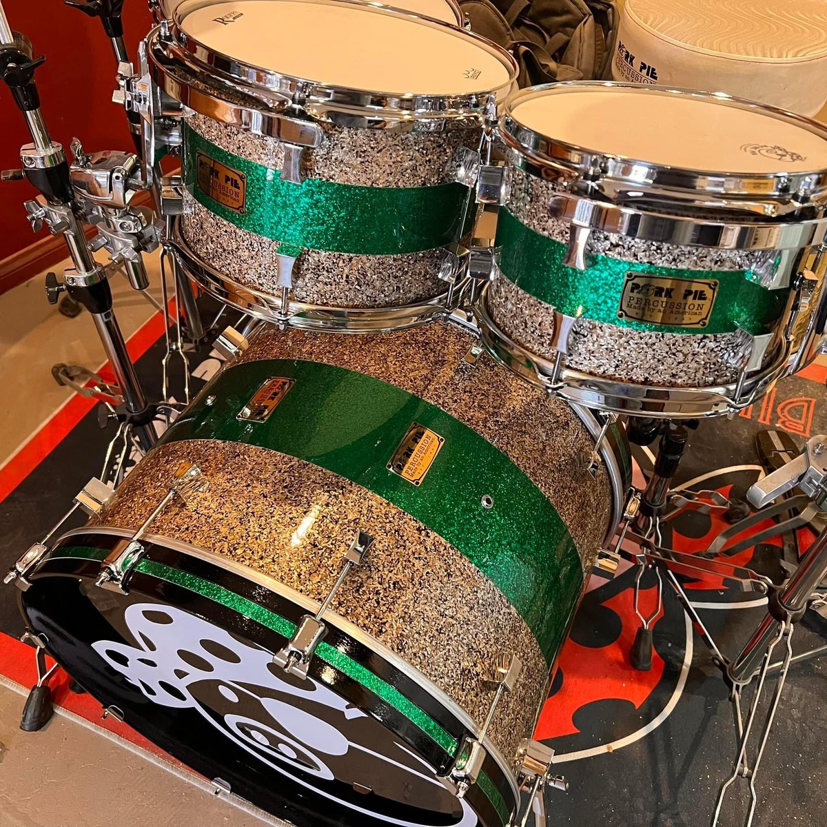 Happy Holidays to all you porkers! Enjoy this kit: