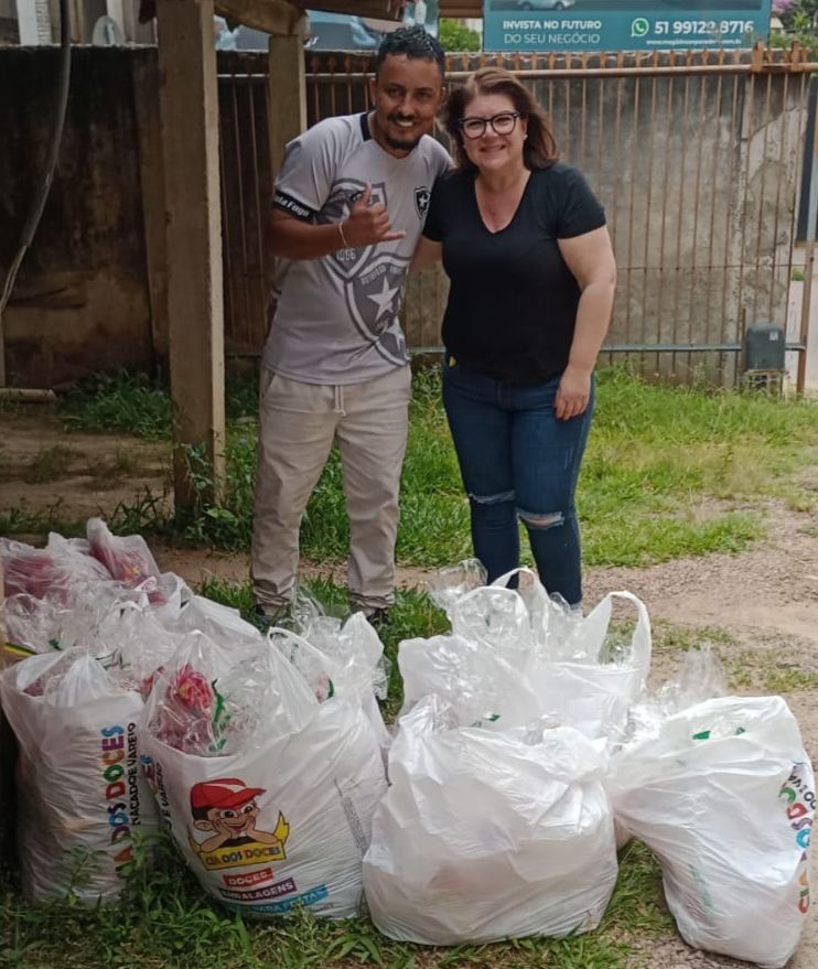 vilson_arruda's tweet photo. Por Silvio Pano - Consul do Inter.  O Consulado do Internacional, em Viamão, 🇦🇹 fez a entrega de 200 kit’s de doces para a festa de Natal 🎄 da comunidade Botafogo na Vila Parque Arbon, neste domingo pela manhã, 18/12, para o evento a partir das 12 horas. https://t.co/YlU6QhbK1t