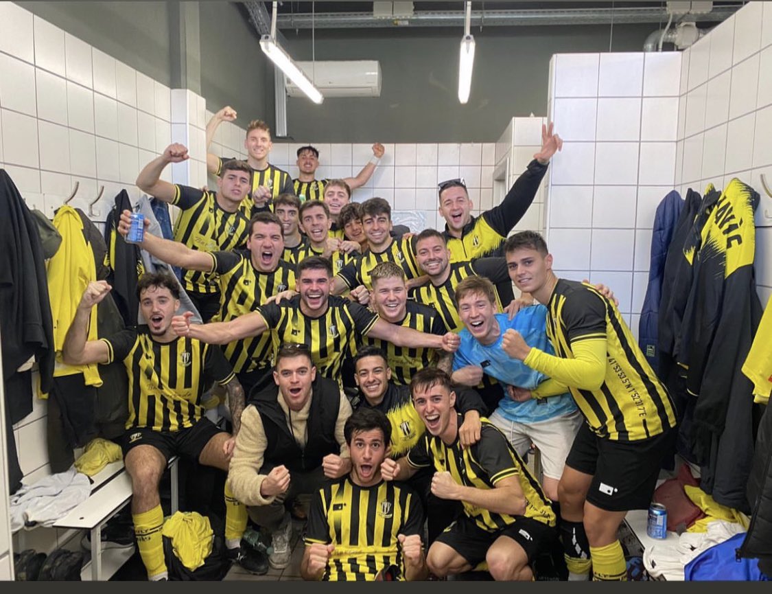 cenavasoficial's tweet photo. Tanquem un any 2022 que quedarà per la història del club 👏🏻💛🖤 i quina millor manera de fer-ho que amb un +3. Grandíssima victòria per 1-3 al camp del Sant Genis Penitentes!! Que gaudiu de les vacances de Nadal👏🏻‼️ https://t.co/ttNC7lALKo