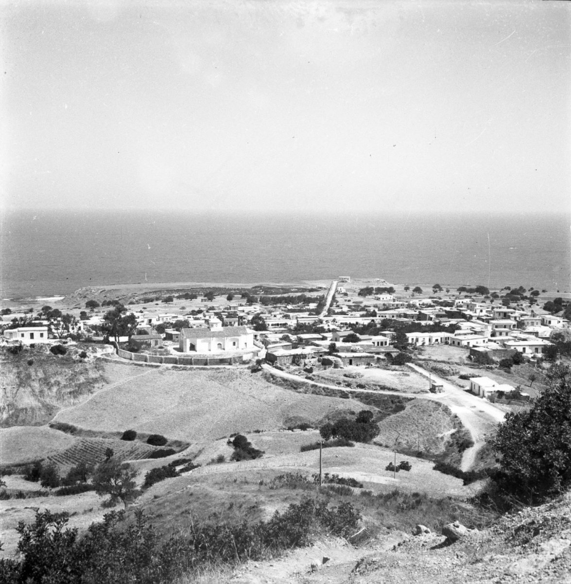 Blueyonetwo's tweet photo. The source does name,but my educated guess is #Davlos or #Lapithos/ Someone would know/ Photo:Ververis/Circa 1955/ #Cyprus/ Kaynak koyun adini vermemis ama sanirim Lapta veya Kaplica olabilir/ 1955deki sirin hali/ #Kibris https://t.co/z34IB9UfT0