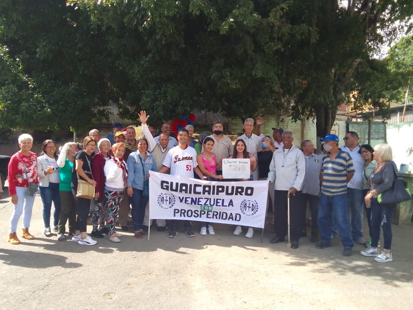 RaulPagesAD's tweet photo. .@prospericarlos tiene a un gran equipo de hombres y mujeres que trabajamos sin descanso por el cambio en Guaicaipuro. #LosTeques  #UnidosXVenezuela vendrá la #ProsperidAD. @ADemocratica @hramosallup https://t.co/n7odlwMS1n