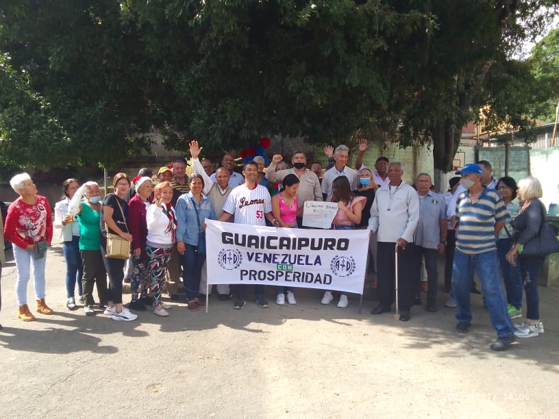 RaulPagesAD's tweet photo. .@prospericarlos tiene a un gran equipo de hombres y mujeres que trabajamos sin descanso por el cambio en Guaicaipuro. #LosTeques  #UnidosXVenezuela vendrá la #ProsperidAD. @ADemocratica @hramosallup https://t.co/n7odlwMS1n