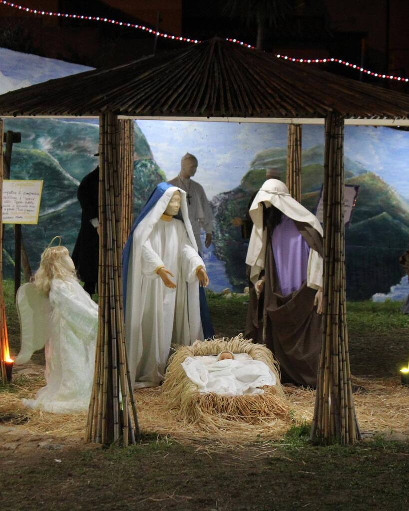 I presepi rionali di Berchidda ✨sono visitabili per tutto il periodo natalizio!

🎄Camminare nel centro storico è un’esperienza per vivere l’atmosfera del Natale. 

#unsardoingiro

#nottedechelu
#presepi #presepe #presepiodinatale #natale2022 #natalei… instagr.am/p/CmT6iy_NMhn/