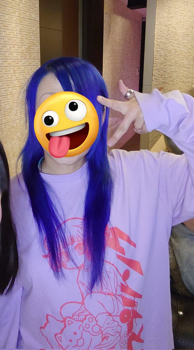 22ichiko22's tweet photo. 髪色めっちゃいい感じになった💙💙
室内&amp;リングライトでも、めっちゃ発色良き🥳
全体にロイヤルブルー💙毛先にブルーバイオレット💜
青色からなかなか抜け出せない🤣
きゆさんの9BOXロンＴ最強✨
#カラーバター
#エンシェールズ
#9BOX https://t.co/KoIJ2vD6wy