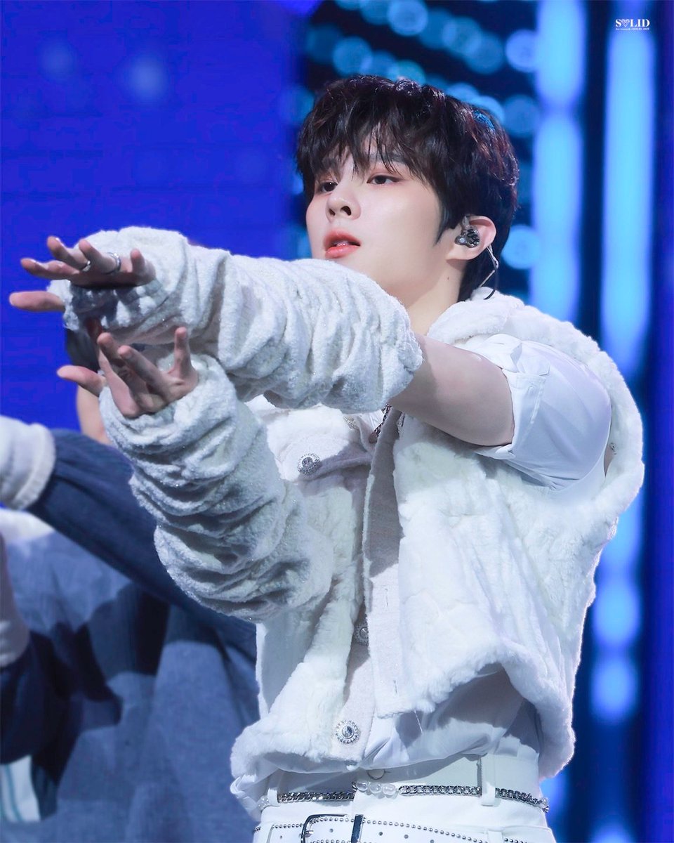SOLID_1027's tweet photo. 221216 KBS 가요대축제
너를 환상 너머에 데려가🫧

#김우석 #KIMWOOSEOK https://t.co/1bxXDyPwbA