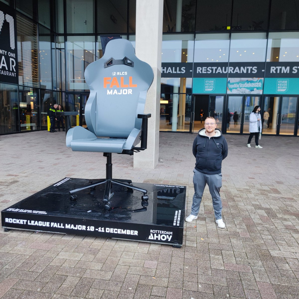 RGB_Rennes's tweet photo. Le weekend dernier se tenait à Rotterdam, aux Pays Bas, le major d’automne de Rocket League.
Pour la première fois sur ce jeu, un parcage de supporter était présent. J’ai vécu l’expérience de l’intérieur et je vais pouvoir vous la raconter.
(1/11) https://t.co/ORezdRPWls