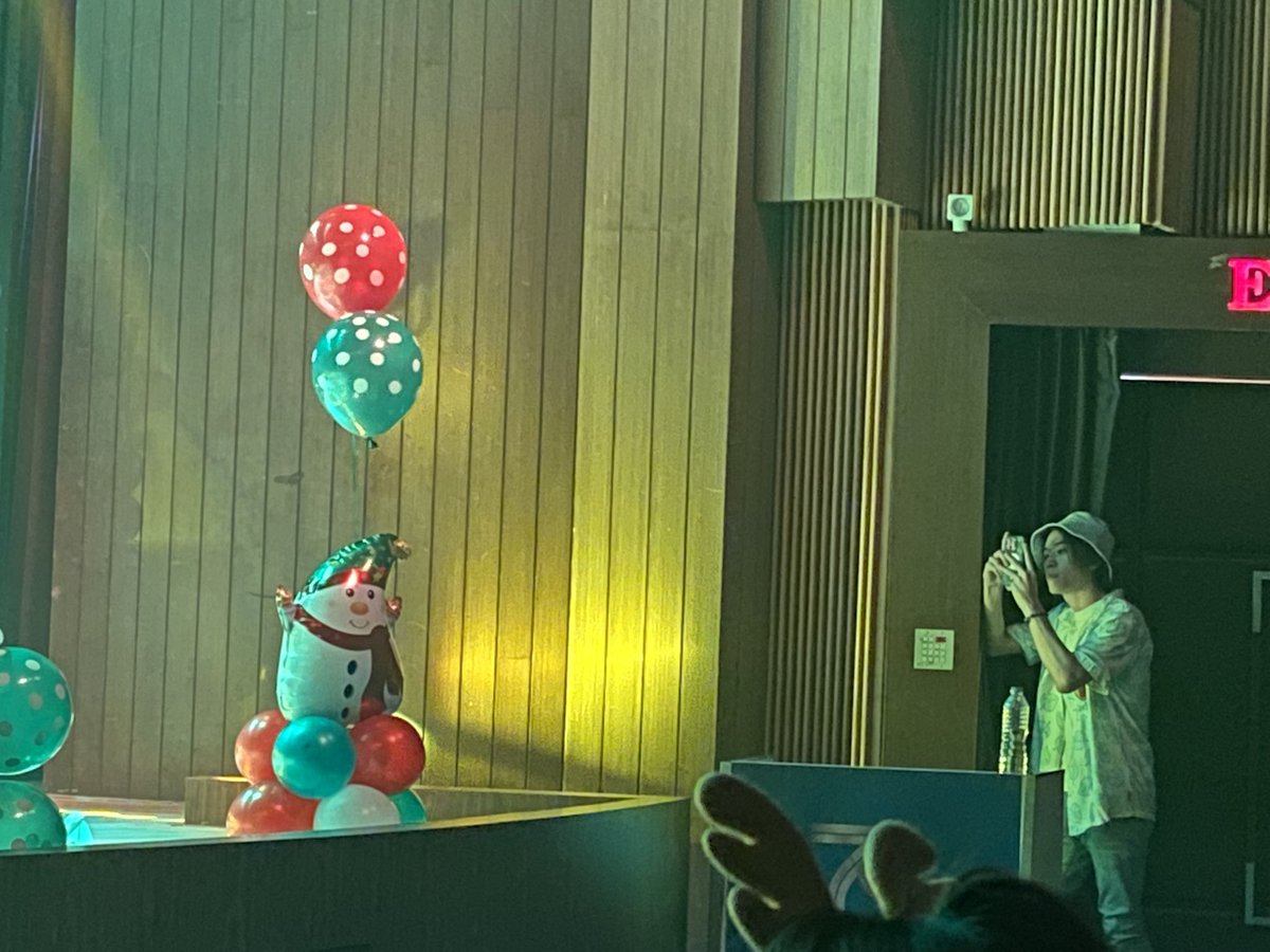 ple_yam's tweet photo. น้องทะเลน่ารัก มายืนถ่ายรูปป๋าชา ข้างเวทีด้วย  #เลบอกไม่หวาน  #HippoTopiaParty #kachanontanun https://t.co/vF0UHu9ZFS