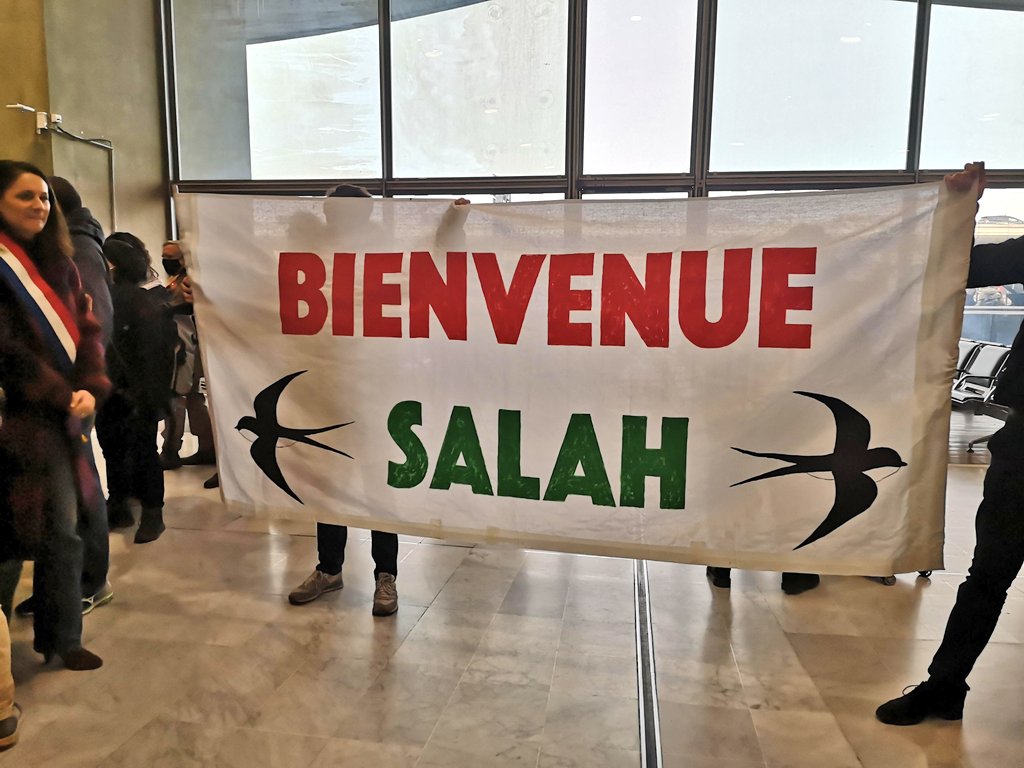SamidounPB's tweet photo. 🇵🇸 En direct de l'aéroport à Paris où de très nombreuses personnes, élus et associations se réunissent pour accueillir l'avocat franco-palestinien Salah Hamouri expulsé de sa terre natale. La mobilisation continue jusqu'au retour de tous les réfugiés ! 🗝️

#JusticeForSalah https://t.co/kLUW4b0FPF