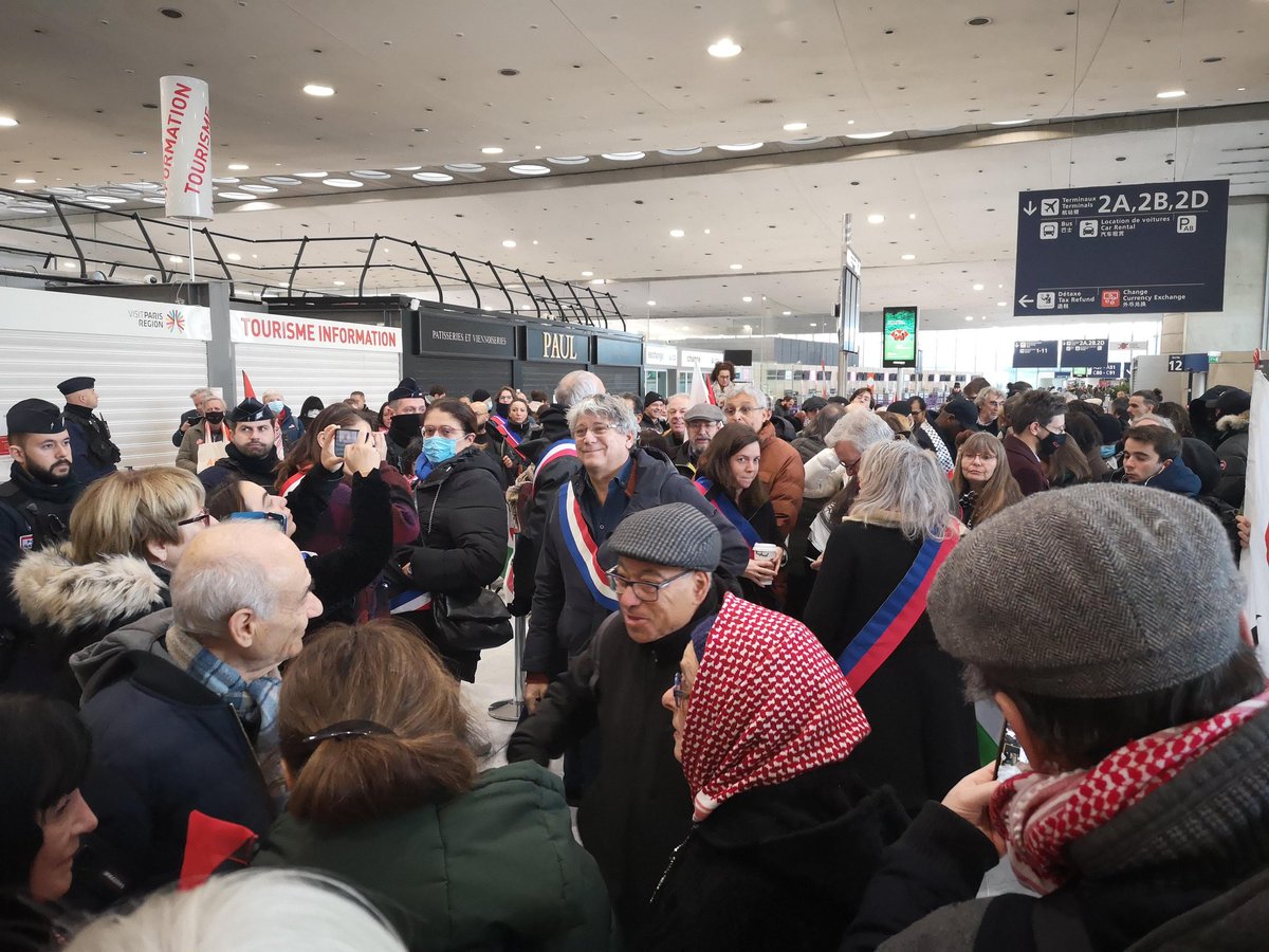 SamidounPB's tweet photo. 🇵🇸 En direct de l'aéroport à Paris où de très nombreuses personnes, élus et associations se réunissent pour accueillir l'avocat franco-palestinien Salah Hamouri expulsé de sa terre natale. La mobilisation continue jusqu'au retour de tous les réfugiés ! 🗝️

#JusticeForSalah https://t.co/kLUW4b0FPF