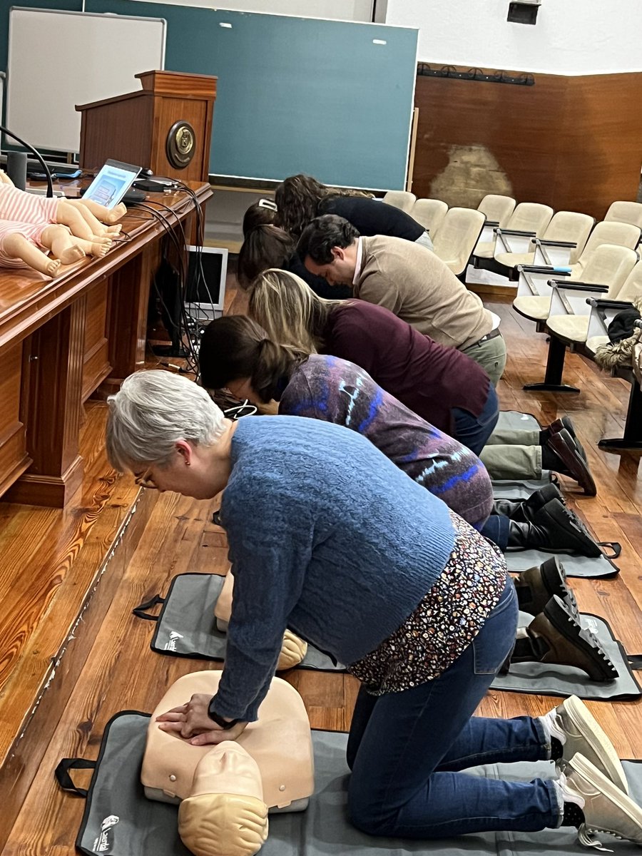 DanielReyAldana's tweet photo. Curso de #RCP con #farmaceuticos de #Santiago y #ACoruña. Ha sido un placer compartir estas tardes con vosotros #catedrauscsemergen https://t.co/7qQgBLwmsi