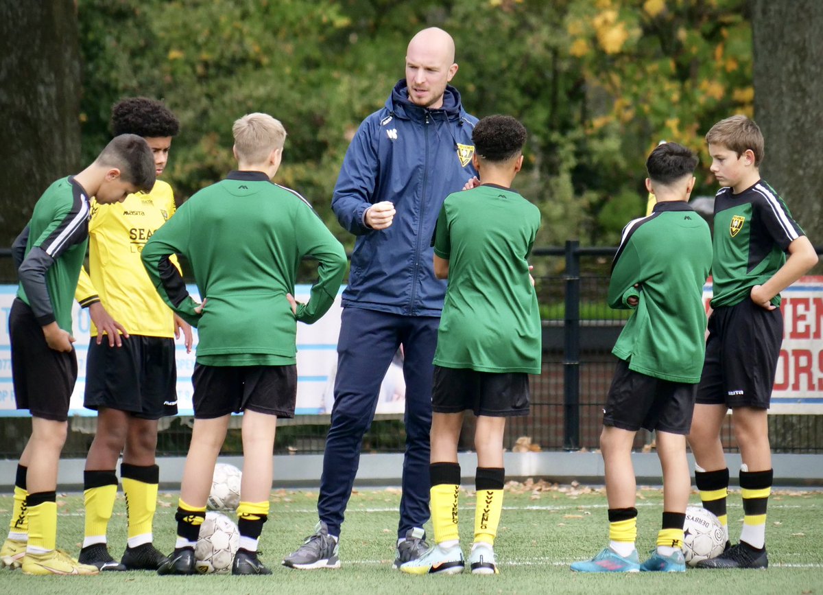 Jeugdvoetbal dilemma: Zo veel mogelijk spelen met het sterkste team ↔️ Iedereen altijd speeltijd geven. Beide opties hebben plussen &amp; minnen, wij kozen optie 2. Een competitie waar het gros koos voor optie 1 maakt evalueren op teamniveau complex. Mooie uitdaging voor de vakantie!
