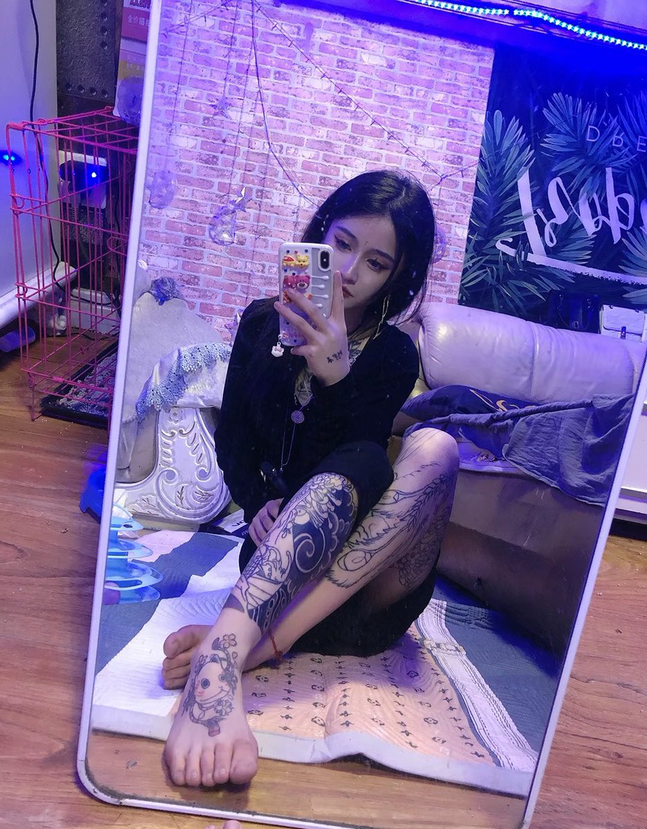 一看见这么高贵经典的精神亲妈脸就大脑空白了……腿上纹身和漏出来的脚直接让我又忍不住想自动认妈了啊啊

#精神小妹 #早泄 #atm奴 #女性崇拜 #无脑上供 #自毁 #绿帽 #脚奴 #足控 #素人开发 #原味 #冤种 #贱狗 #辱骂 #盯射 #脚奴 #舔狗 #反差 #榨精 #洗脑 #奴下奴 #白给 #太妹 https://t.co/taiY2lufrY