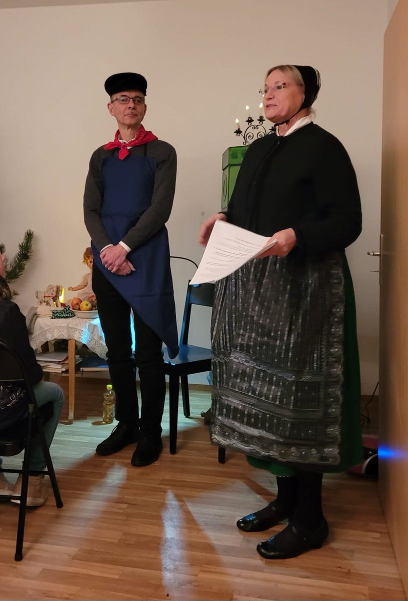 Als Onkel (sorbisch: wuj) zusammen mit Oma (wowka) Kindern #Hoyerswerda in leerstehender Wohnung #Weihnachten #sorbisch nahegebracht. Natürlich #dresscode #regional . Sprach-Gag des Tages: Onkelchen=Meerschweinchen (wujk) 😎. Mein Lieblings-Ehrenamt: Ko-župan #Domowina #Hoywoj