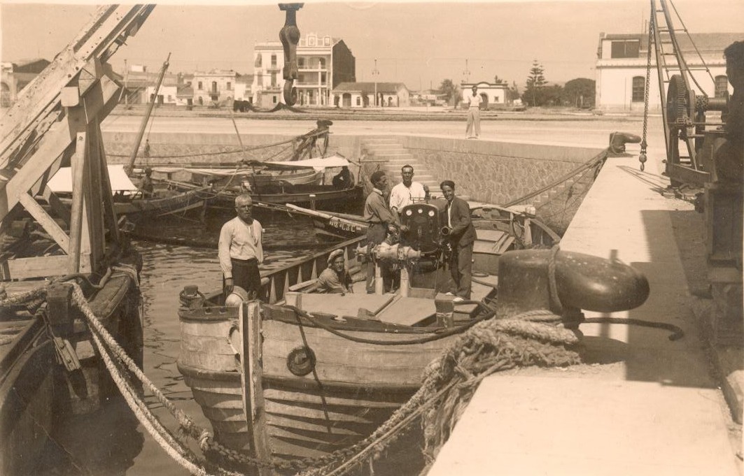 portcastello's tweet photo. 📷 #EnBlancoyNegro📷
El  suministro de agua a los buques es uno de los servicios con mayor tradición en los puertos. 
En 1936 se adquirió nueva maquinaria para prestar este servicio, comúnmente llamado "servicio de aguada". 
.
.
.
#PuertodeCastellon #PortCastello #archivo https://t.co/Nuzozq1uUV
