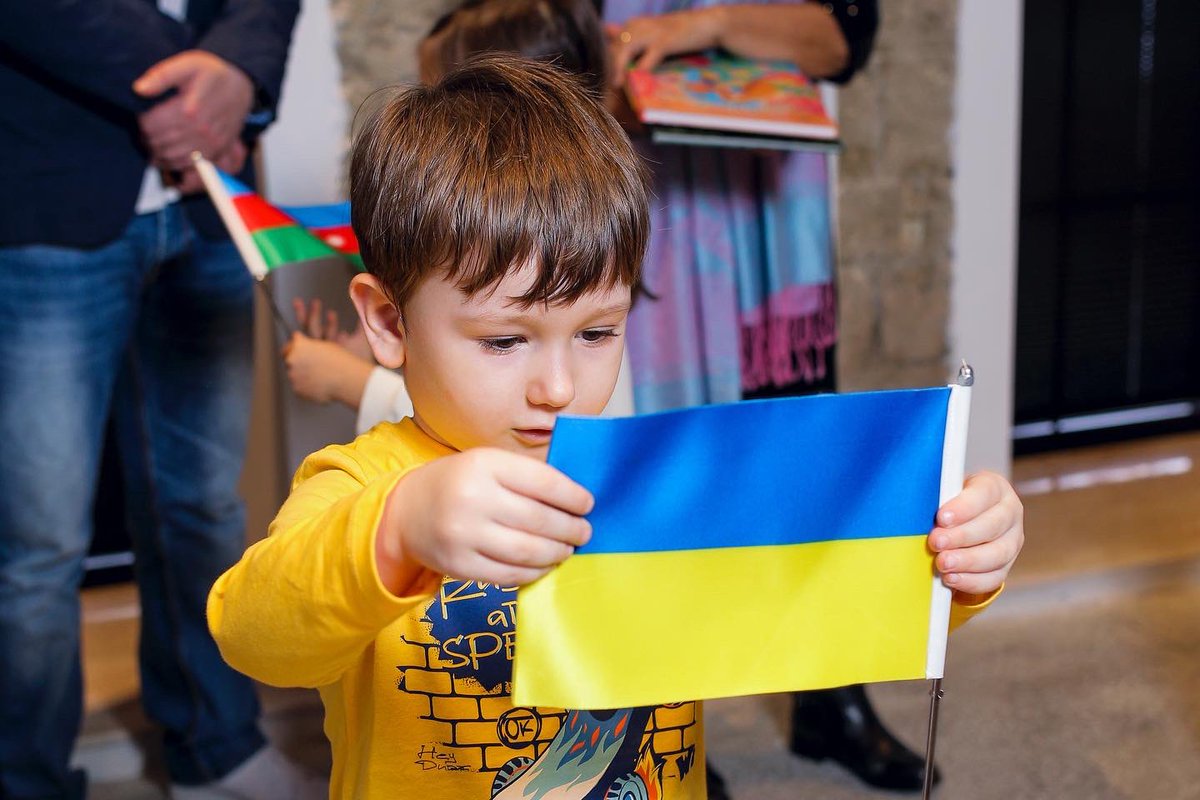 HCUAZE's tweet photo. 🇺🇦 У Баку тепер є «Українська книжкова поличка». 

Невипадково презентація цього проєкту, ініційованого Першою Леді #України Олена Зеленська, відбулася у приміщенні #UkrainianCenter. https://t.co/F0gg7fhrRp