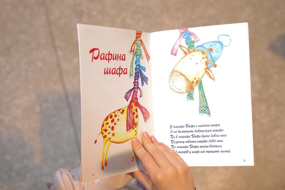 HCUAZE's tweet photo. 🇺🇦 У Баку тепер є «Українська книжкова поличка». 

Невипадково презентація цього проєкту, ініційованого Першою Леді #України Олена Зеленська, відбулася у приміщенні #UkrainianCenter. https://t.co/F0gg7fhrRp
