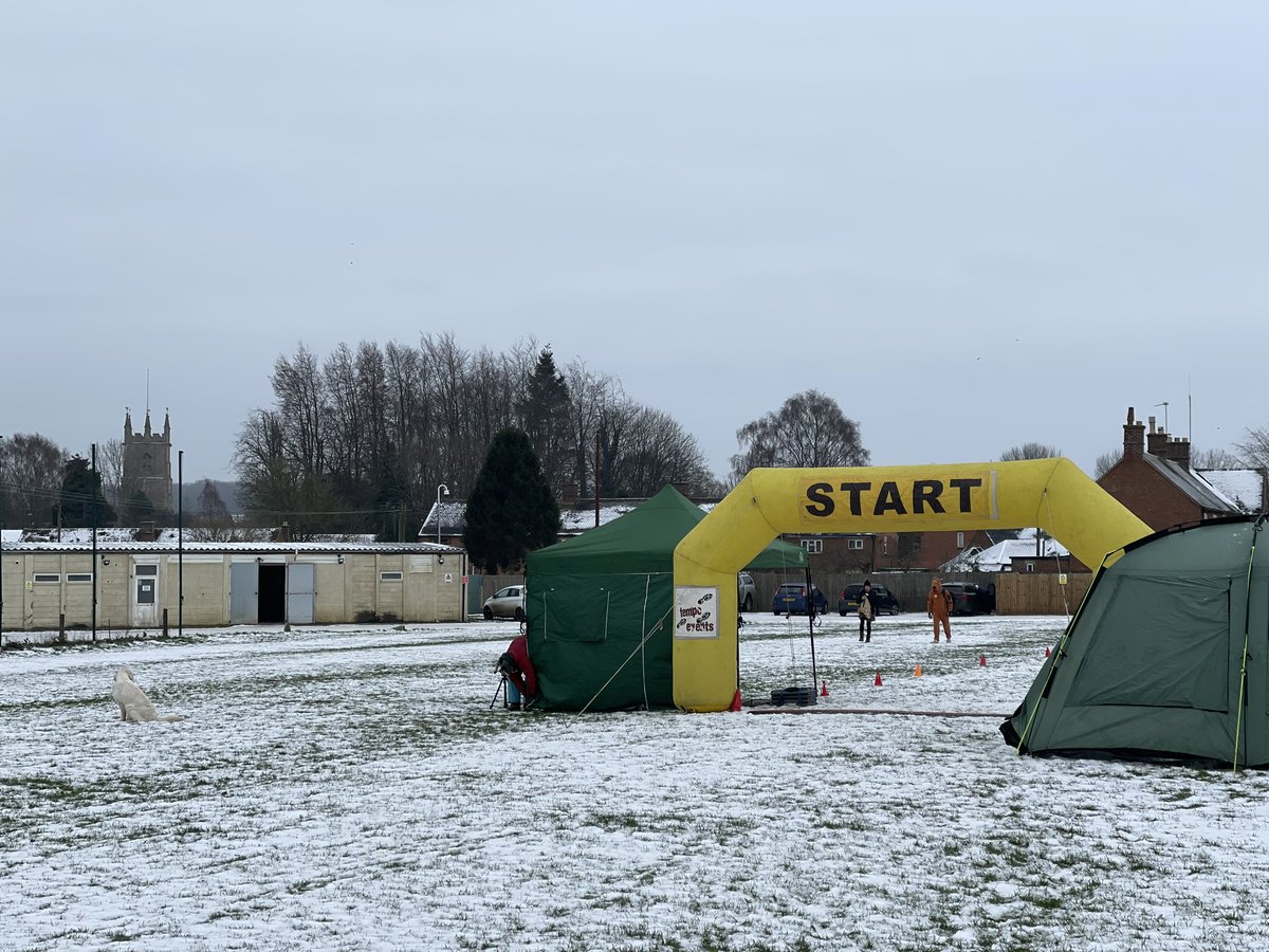 Marshal’s have been briefed, the runners are assembling - the weather is “perfect” for the Christmas Canter! 🎄☃️🧑‍🎄🎅🤶
