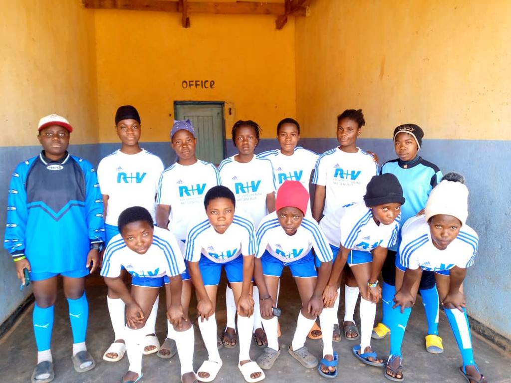 globalunitedfc's tweet photo. A little delay in renovation of central football pitch in @Refugees camp Dzaleka Malawi. So the teams of Future FC got some #reducereuserecycle campaign training kits #grassrootsfootball #freedom2play #communityempowerment #gufc4good #health #cleanup #education #back2school https://t.co/bBgUV0erOy