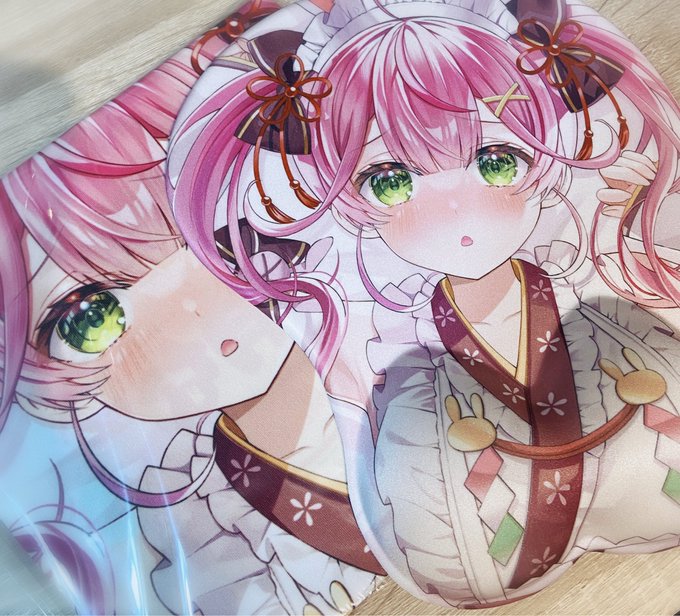 イラストを担当させていただきました餅月なこ様のグッズが届きました～!発色もヨシ!ふくらみのサイズもヨシ!で最高です😆✨ #餅月なこ 