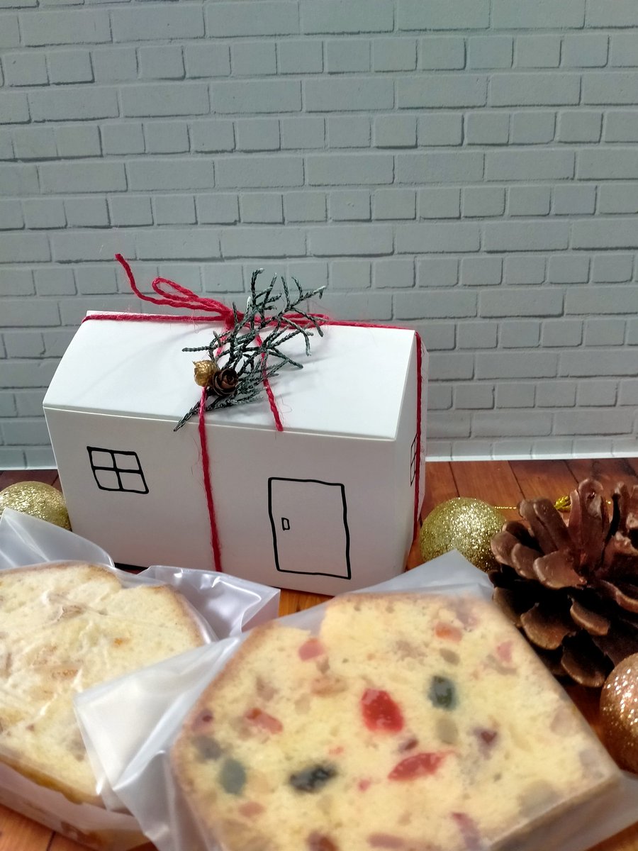 Yakianko77's tweet photo. ラモエットから、ミニギフトボックス🎄 フルーツケーキとオレンジケーキが入っています🎅 https://t.co/LTiyNpvwUh