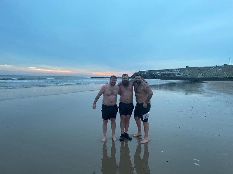 GeorgeStreetFC's tweet photo. A few of the lads joined the Iceguys this morning for their Christmas Jumper dip and a bit of VERY cold water therapy. Apparently the temperature of the sea today was 4.6c 🥶 https://t.co/nbixD7ez3x