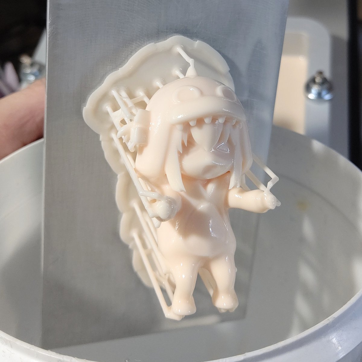 kazz185's tweet photo. レジンの海からコンニチワ(*・ω・)
ぼっちちゃん収穫の儀。
5000年ぶりに出力したわりにはよさそう。さすがショーコさんのレジンだぜ!!
パッと見、問題なさそうです。
2次硬化とサポートはずしは、ごはんたべてからやろう。
#ぼっち・ざ・ろっく
#SonicMini https://t.co/ic3zm1XMnV