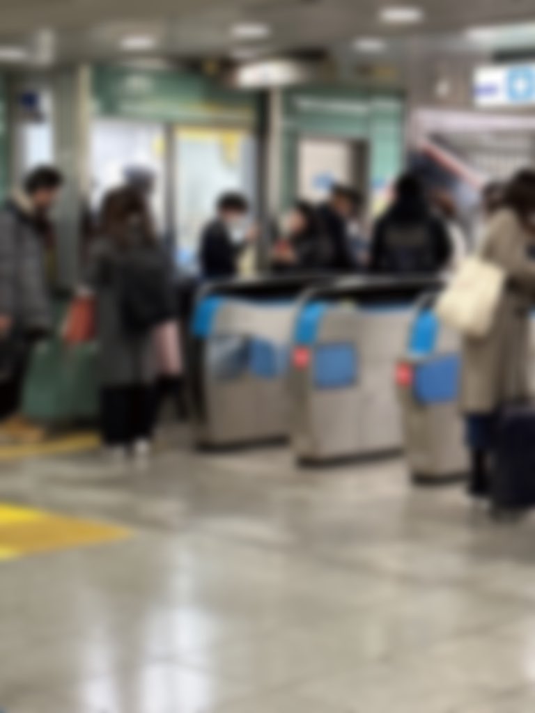 BookMaa_kun's tweet photo. 名古屋駅の新幹線のりばで遅延の影響でヒトが入り乱れて半ばパニック状態な中で駅員の「田○」さんがひとりひとりびっくりするくらい丁寧で的確な応対で次々と困った人達を助けてしかも最後にお客さんの目を見て「ありがとうございました！」と。最高で素敵な駅員さん達のご対応にむしろ力をもらった。 https://t.co/6qVWleXTWW