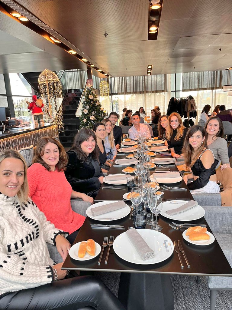 HematICO_Hosp's tweet photo. Finalmente volviendo a celebrar las fiestas en persona!
😍😍😍🎄🎈🎉🎇
Fantástico reincontrarse y conocer a los nuevos que se han unido al @ICO_oncologia @idibell_cat @HHospitalet #hematologia

Felices fiestas!#2022 #2023 https://t.co/To7NTqre4P