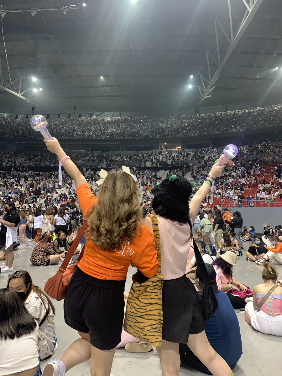 cleaxxxmj's tweet photo. Yrs of LDR &amp; stan twt friendship. 💜💎Finally LOL’d together irl 😭 So happy to have shared the chaos of the rain, getting lost (sa standing A pila sya napadpad lakad sya eh🤣) queuing,  and most especially the euphoria of yesterday with you. Thank you @_taeborahae love u badeng! https://t.co/xqdHfSoL4J