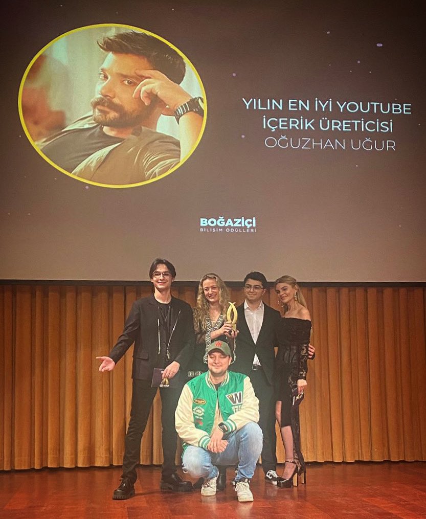 Boğaziçi Üniversitesinden aldığımız üçüncü ödül. 🙏🏻 O kadar kıymetli ki… Her ne kadar ekranda fantezi müzik dalında ödül almışım gibi dursam da, gerçekte heyecanla bakıyorum üçüncü defa layık gördüğünüz unvana. Ben ve ekibim çok teşekkür ederiz❤️ Kamil, gözün kapalı çıkmış çocum