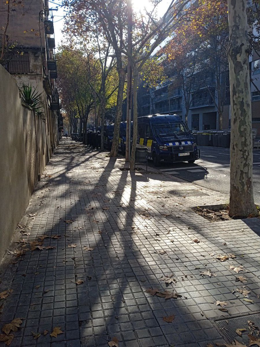 sh_lescorts's tweet photo. ⚠️ Alerta DESNONAMENT IL·LEGAL ⚠️

@guardiaurbana @mossos han arribat al carrer Montnegre 46. @bcn_ajuntament @BCN_LesCorts vol desnonar 4 famílies. 

Apropeu-vos a donar suport! Necessitem ser moltes per aturar-lo

❗ Ara mateix
📍 Carrer Montnegre 46
<M> Entença https://t.co/BL9HEYFo1E