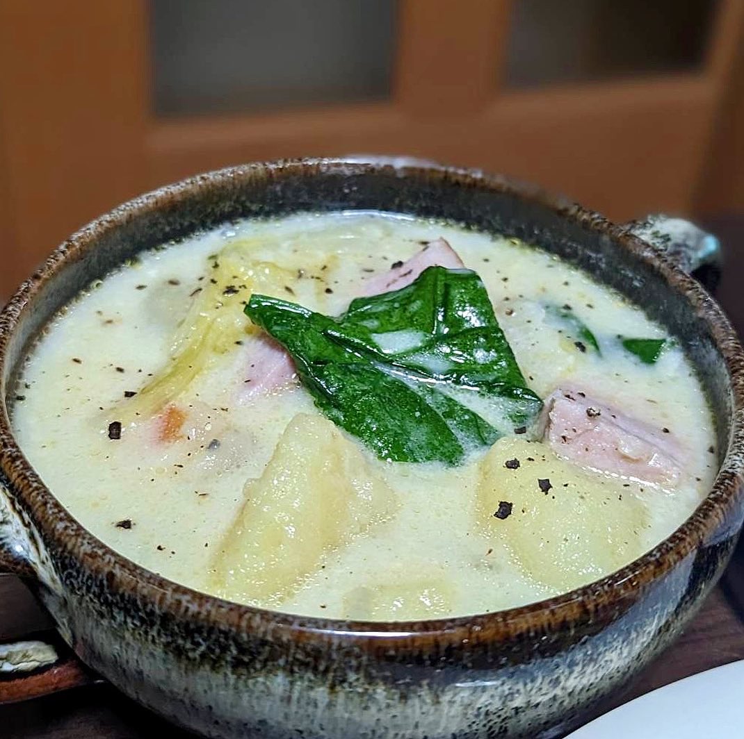 chiko1960chan's tweet photo. 今日は寒いからシチュー食べたくなって、クリームシチューとトマトソースのパスタ🍝😊　シチューの味は良かったけど、パスタは苦労して作った割にイマイチ😂
#晩酌　#���飲み　#おやじ飯 https://t.co/og4RgSRCSK