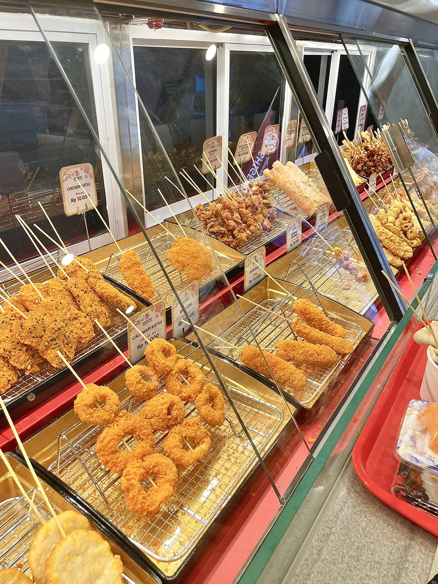 nocturnalcutie's tweet photo. a new sushi place similar to aeon open in Bandar Lampung, Shigeru Deli✨

lumayan lengkap. ada sushi, odeng (fish cake dll), donburi, katsu &amp; yakitori.

price start from 9k.
#dindinchomp https://t.co/N02d0tUIfV