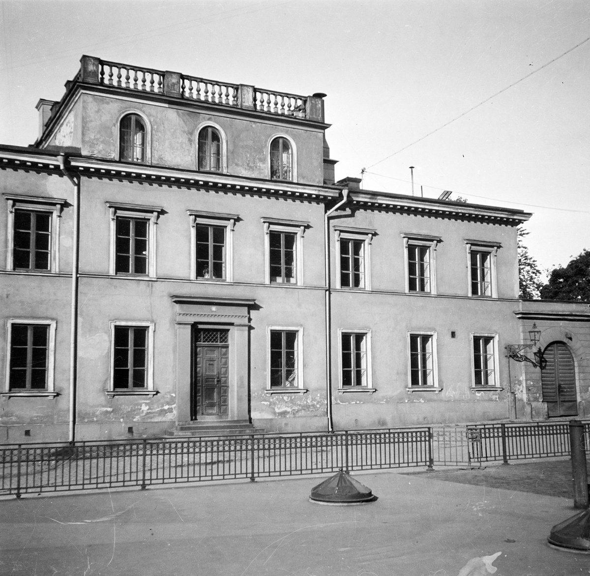 Gatumotiv, Stockholm (söder)
Fiskargatan 1 A vid Mosebacke
Exteriör

Svensk arkitektur: kyrkor, herrgårdar med mera fotograferade av Arkitekturminnesföreningen 1908-23.
digitaltmuseum.se/011015012483