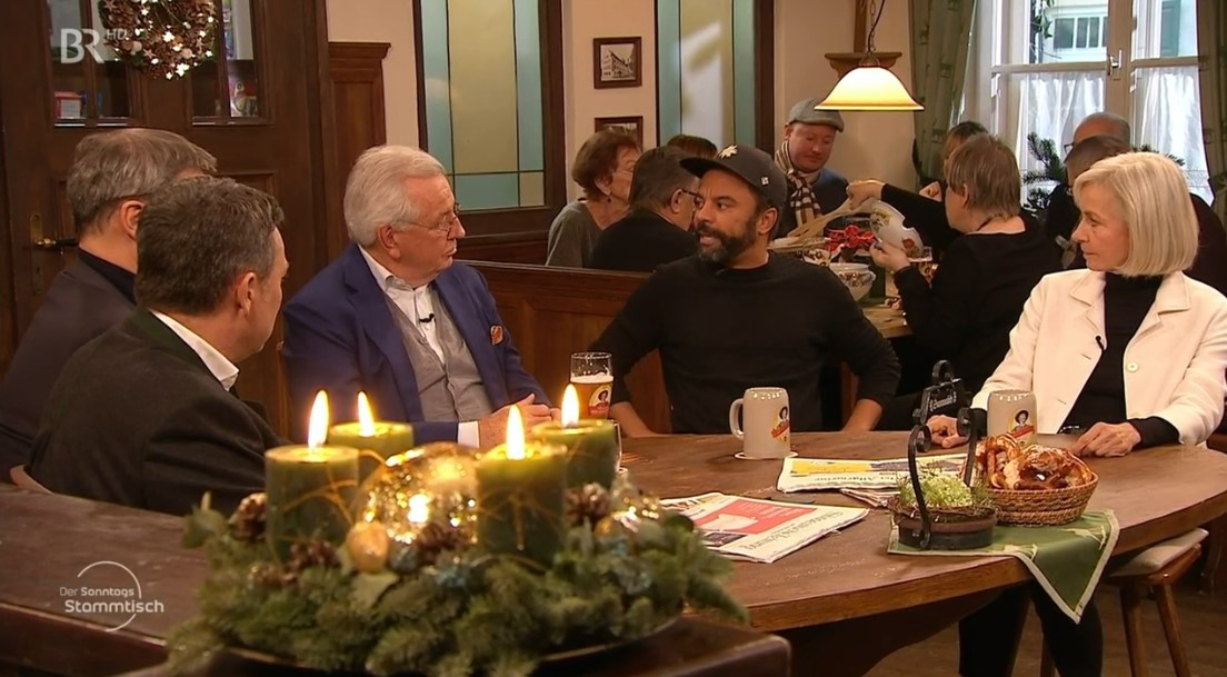 „Was ich mir wünschen würde, wäre, dass man sich mal entschuldigt, da haben wir überzogen.“ So Comedian Simon Pearce (<a href="/simlaikanson/">simon pearce</a>) am BR-#Sonntagsstammtisch zu den Maßnahmen in Bayern in den ersten Wochen der Corona-Pandemie.