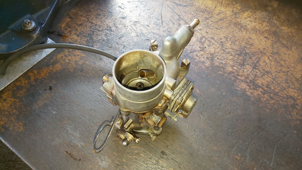 TFerrariide101's tweet photo. エンジン不動で入庫したアバルト。キャブレターが詰まっているようですので、分解清掃してみました。しばらく動いていなかったようですね。調子良くなると良いのですが。#アバルト  #エンジン不動 #キャブレター清掃 #エンジン調整 https://t.co/yejT6pMVff
