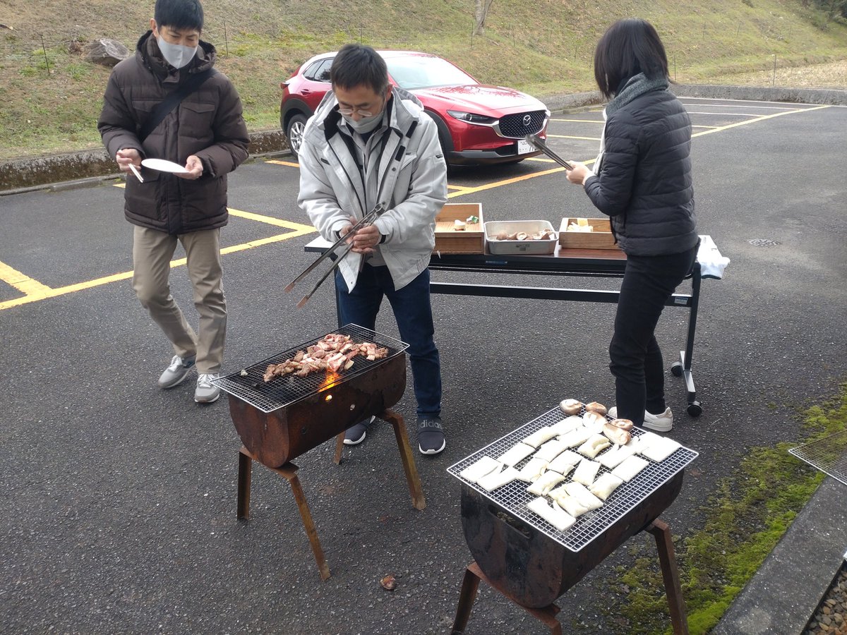 kinoca3's tweet photo. #kinoca  #宇部移住 合同イベントの後に おしるこ＆生かき餅＆猪肉＆椎茸バター焼きを食べていただきました。
皆さん、田舎の食べ物に満足＆昔を思い出されたり…。
楽しいひと時が過ごせました！
来年もよろしくお願いします😊 https://t.co/99Ar7ESPeQ