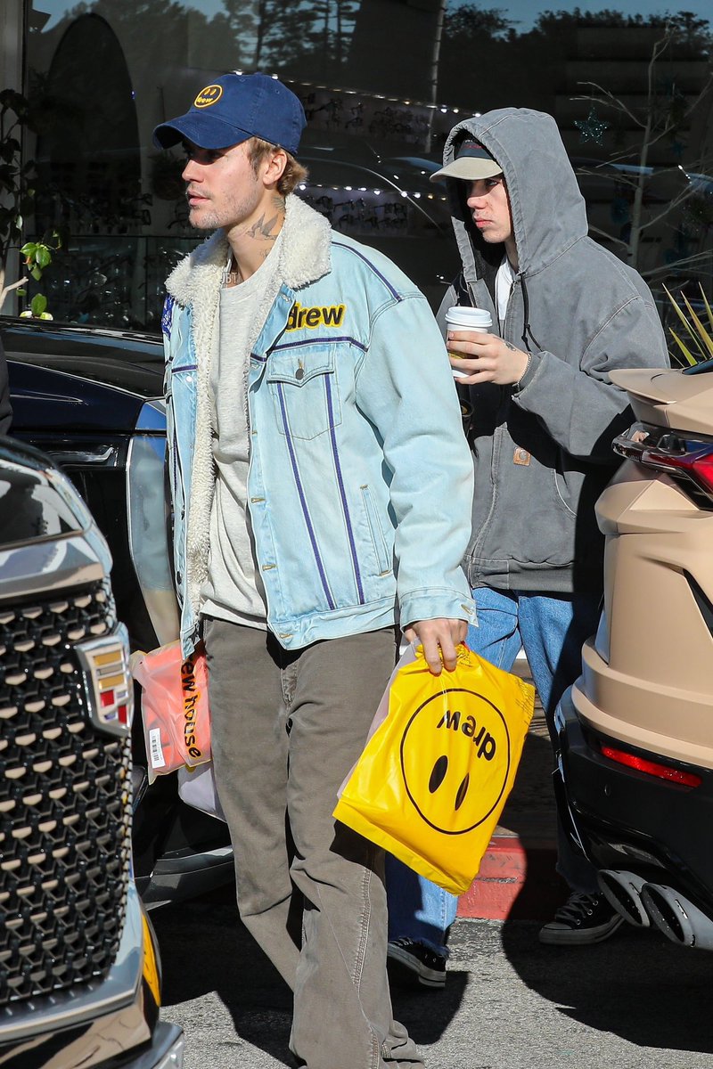 13 ธค.ที่ผ่านมา จัสตินและ The Kid Laroi ไปแฮงค์เอ้าท์ด้วยกันที่ Beverly Glen Deli ใน Los Angeles รัฐ California ครับ