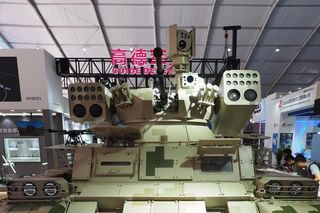 TRUFAULT's tweet photo. El armamento es variado y generoso, pues monta:
- 1 cañón de 30mm
- 1 ametralladora de 7,62mm
- 6 lanzagranadas de   proximidad.
- 4🚀 antitanque QN-502C
- 20🚀 polivalentes del tipo QN-201DD
- 4🚀 de crucero S-507
🇨🇳
#China #Tanks #Tanka #MilitaryClassified #Pics #Soldier #Wars https://t.co/EoNnUKunua