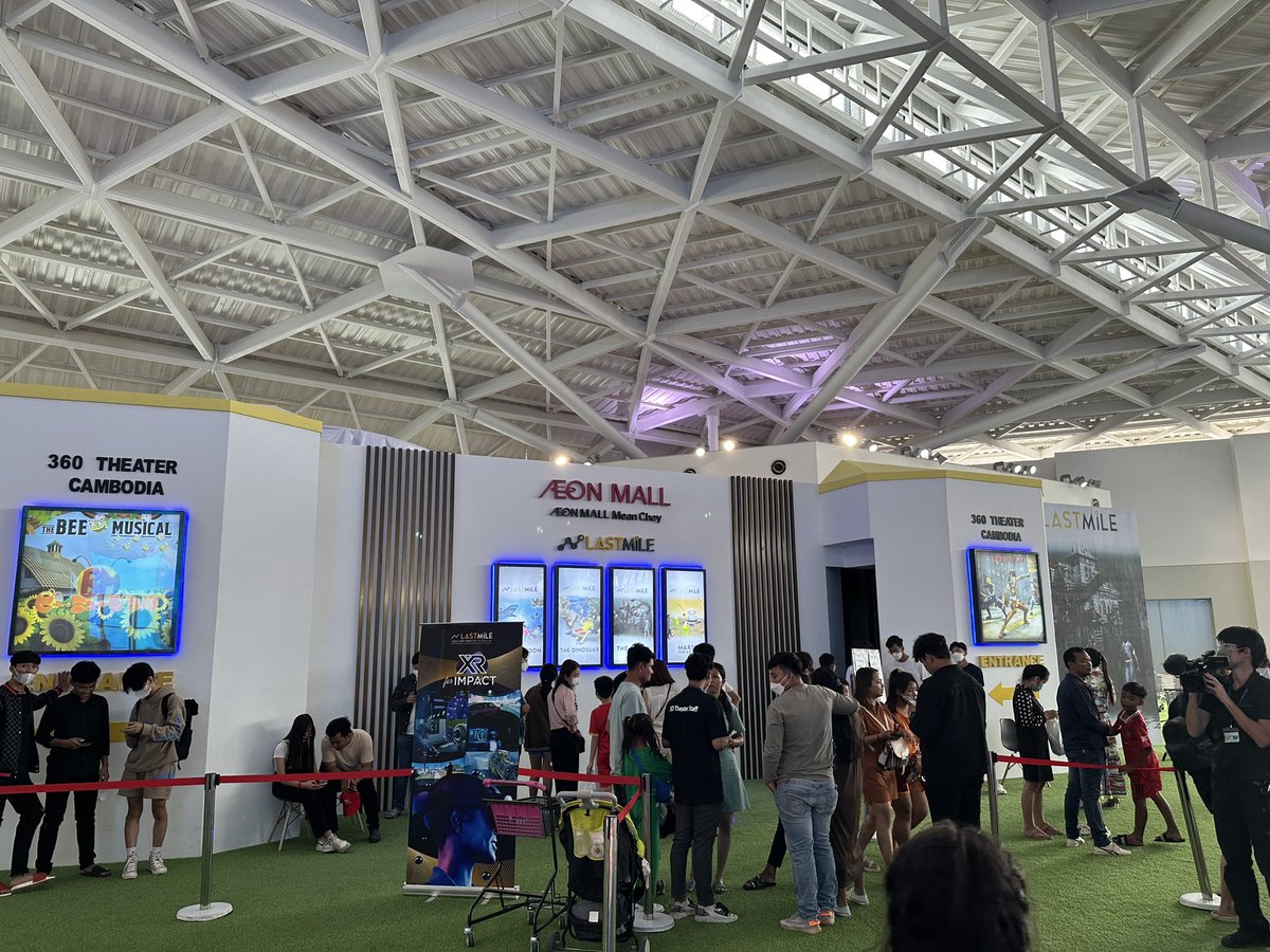 yu5884's tweet photo. プノンペンに新しくイオンモールができた！弊社も360度のシアターを常設してます。10ドルのレシート提示で体験ができる(らしい)日曜日で人がたくさん。 https://t.co/9GTOjl3R1H