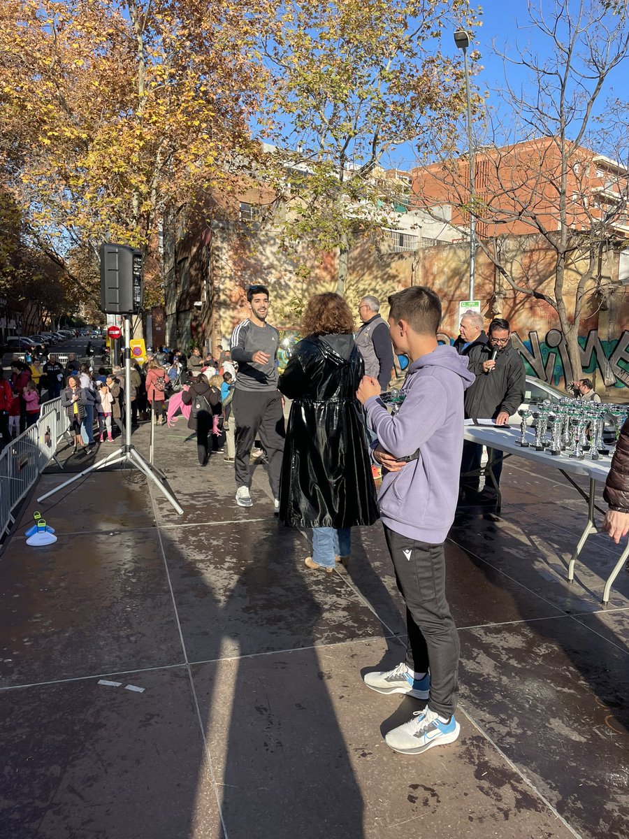 sapoconcho's tweet photo. Content… tornem a córrer sense cap mes molèstia que la forma perduda. I on millor que a la 44ena Cursa de la #FMLaSagrera amb la @montsebenedi, a la del barri, la que he corregut 38 vegades, la que organitza impecablement @FesteslaSagrera, la mes antiga -i millor- de la ciutat https://t.co/e1xGZQHUrB