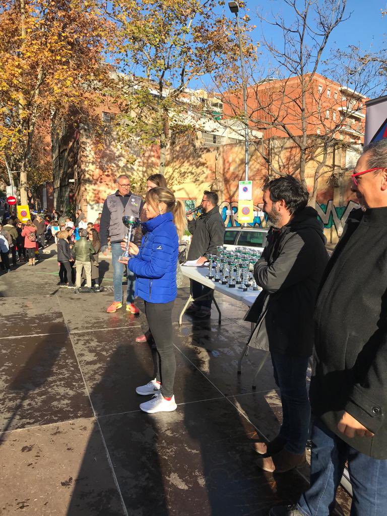 sapoconcho's tweet photo. Content… tornem a córrer sense cap mes molèstia que la forma perduda. I on millor que a la 44ena Cursa de la #FMLaSagrera amb la @montsebenedi, a la del barri, la que he corregut 38 vegades, la que organitza impecablement @FesteslaSagrera, la mes antiga -i millor- de la ciutat https://t.co/e1xGZQHUrB