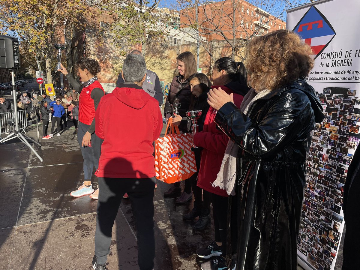 sapoconcho's tweet photo. Content… tornem a córrer sense cap mes molèstia que la forma perduda. I on millor que a la 44ena Cursa de la #FMLaSagrera amb la @montsebenedi, a la del barri, la que he corregut 38 vegades, la que organitza impecablement @FesteslaSagrera, la mes antiga -i millor- de la ciutat https://t.co/e1xGZQHUrB