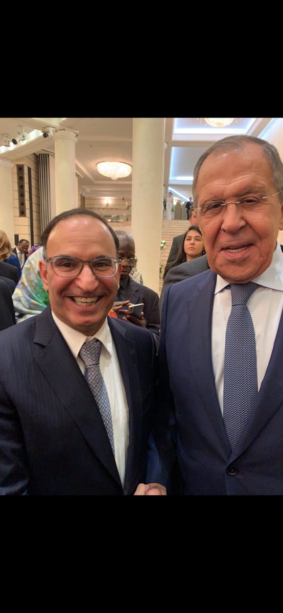 صورة تجمع سعادة السفير منصور العتيبي مع معالي وزير الخارجية سيرجي لافروف في مسرح البالشوي تلبية لدعوة معالي وزير الخارجية