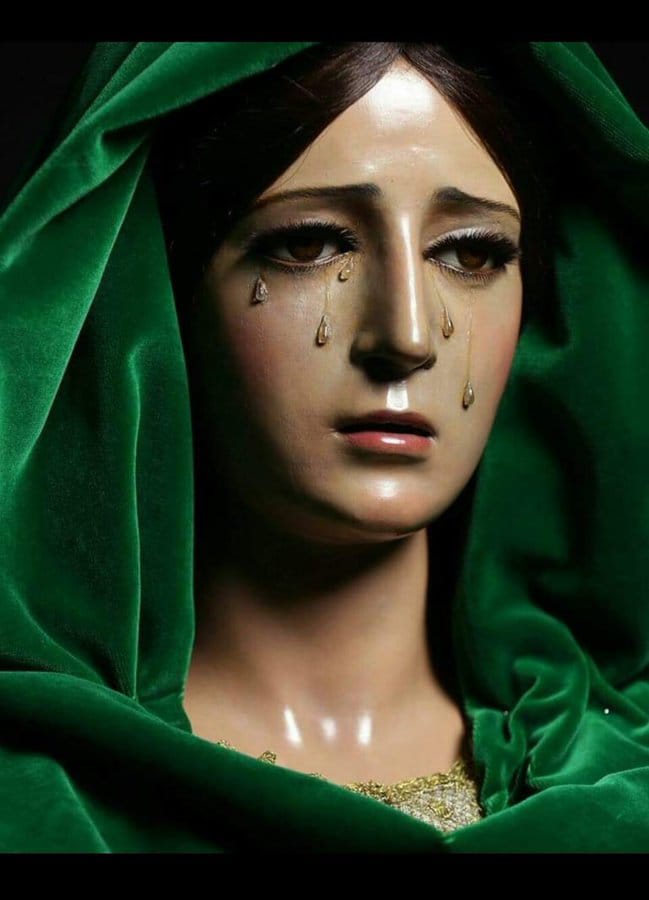 PerchelCofrade's tweet photo. Felicitamos a María Santísima de la Esperanza Coronada en el día de su onomástica @pasoyesperanza #CofradiasMLG https://t.co/n04vwri3PI